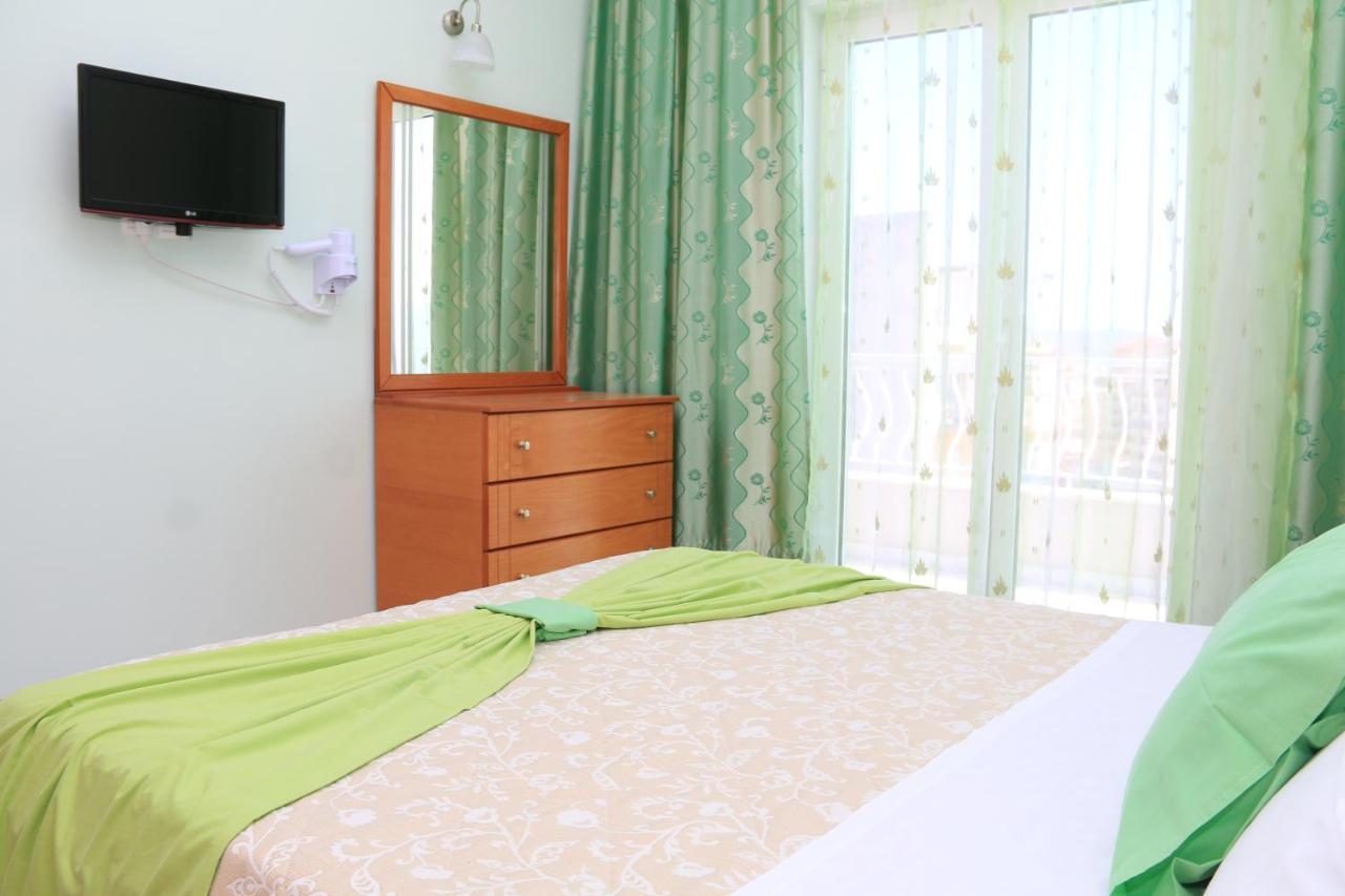 סרנדה Isabela Apartments מראה חיצוני תמונה